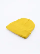 Gorro de lana color marrón claro con doblez en el borde.