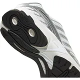 Championes Adidas Adistar Control 3 de diseño técnico, con base de malla blanca y superposiciones en color plata metalizado. Presenta entresuela amortiguada en tono crema y suela de goma negra con diseño de tracción.