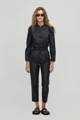 Camisa negra de popelina de algodón con cuello mao, mangas largas abullonadas y botones de nácar. Presenta corazones bordados y aplicados en el frente.