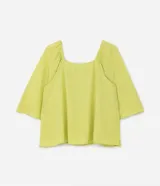 Blusa color verde lima, plus size, con escote cuadrado, elástico en los hombros y manga 3/4 campana. Prenda hecha en viscosa más sostenible y de superficie texturizada sin estampa.