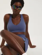 Short deportivo tipo runner de tiro alto con cintura elástica ancha. Presenta un diseño liso con aberturas laterales en el ruedo.