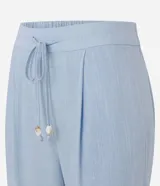 Pantalón fluido Marfinno modelo pijama, color blanco, confeccionado en viscolino. Cuenta con cintura elástica en la espalda, lazo de ajuste, pliegues frontales y bolsillos laterales.