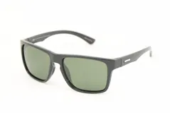 Lentes de sol MDQ modelo Canggu, con montura cuadrada de acetato negro y lentes verdes.