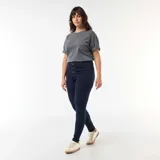 Pantalón de jean tipo skinny, color azul oscuro, con tiro muy alto y cierre frontal de botones expuestos.
