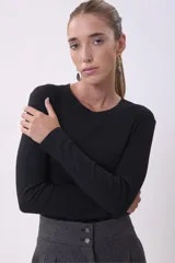 Remera de manga larga ajustada al cuerpo, con cuello redondo y diseño básico.