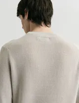 Sweater de punto inglés con escote redondo y mangas largas. Presenta cuello y puños terminados en punto canalé.