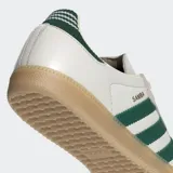 Championes Adidas modelo Samba OG, con diseño clásico de perfil bajo. Presentan una base de cuero color crema con superposiciones de gamuza gris en la puntera y los ojales. Incluyen las icónicas tres rayas laterales y el detalle en el talón en color verde oscuro, con suela de goma color caramelo.