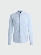 Camisa de vestir de manga larga para hombre, color celeste claro con microestampado geométrico en blanco. Presenta cuello clásico y cierre frontal de botones.
