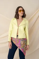 Pañuelo de seda estampado con motivos de arabescos en colores verde, rosa y celeste.