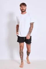 Short de baño negro con cintura elástica ajustable mediante cordón y calce cómodo.