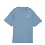 Remera de algodón color celeste, corte relajado y cuello redondo. Presenta un pequeño estampado frontal con el logo de Puma y el texto "PUMA ATHLETICS established 1948".