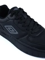 Championes urbanos Umbro modelo Milo-High, color azul marino con detalles en gris y suela blanca. Presentan el logo de la marca en el lateral y cordones al tono.
