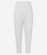 Pantalón blanco de sarga, corte baggy, con cintura media fruncida en los laterales y trabillas.