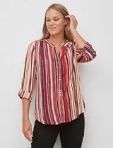 Blusa de gasa con estampado de rayas verticales en tonos rojos, naranjas y cremas. Presenta cuello mao con escote en V, abertura frontal con botones y mangas largas con presilla para regular el largo.