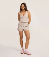 Short runner de talle alto confeccionado en sarga de algodón, con estampado de rayas verticales en color beige y blanco, cintura elástica con cordón de ajuste y dobladillo redondeado.