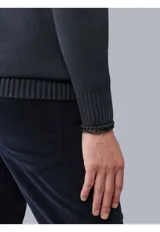 Sweater de punto con cuello redondo, diseño liso y puños y ruedo acanalados.