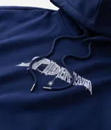 Buzo con capucha de color azul marino, confeccionado en tejido fleece. Presenta un diseño de manga larga con bolsillo tipo canguro y una estampa artística en la espalda que representa la silueta de Spider-Man con efecto de telaraña.