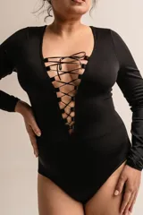 Body negro de lycra con escote profundo y tiras cruzadas regulables.