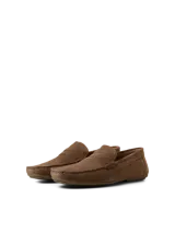 Mocasín Jack & Jones de punta redonda confeccionado en cuero gamuzado color cognac, con costuras reforzadas y suela de caucho.