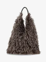 Cartera de diseño amplio y estructura flexible, confeccionada en textura de pelo sintético que aporta volumen. Cuenta con asas cortas integradas para llevar al hombro o en la mano.