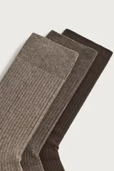 Pack de tres pares de medias de punto acanalado, en tonos marrón, gris oscuro y marrón oscuro.
