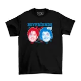 Remera negra de algodón con estampado gráfico frontal que presenta los rostros de dos hombres, corazones, copos de nieve y palos de hockey, con la inscripción 'Boyfriends'.