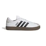 Championes Adidas modelo VL Court 3.0, de diseño urbano con base de goma vulcanizada color marrón. Presenta una parte superior de cuero sintético blanco con las icónicas tres tiras laterales en negro y detalles de gamuza en la puntera y el talón.