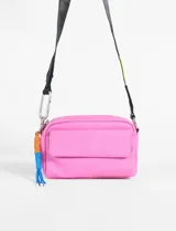 Bandolera mini color amarillo pastel, con bolsillo frontal y correa de cinta negra regulable.