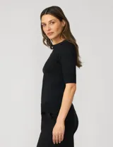 Buzo de tejido fino en color azul marino, con cuello redondo y mangas cortas con puños acanalados.