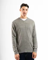 Buzo tejido de punto con cuello en V, de calce regular y mangas largas con puños acanalados.