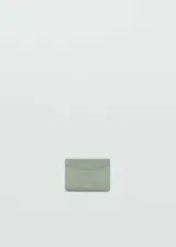 Porta documentos efecto piel de color verde menta, con múltiples ranuras para tarjetas y logotipo grabado en dorado.