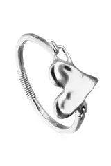 Pulsera semirrígida de aleación de metales bañada en plata de ley, con un dije central en forma de corazón liso y pulido. El cierre es de tipo gancho, y la banda presenta un detalle texturizado de espiral en la parte superior.