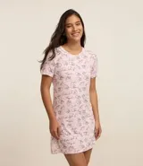 Camisón corto de viscosa color rosa claro con cuello redondo, mangas cortas y estampado de gatitos.