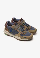 Championes urbanos Satorisan modelo Chacrona Premium, color verde caqui con detalles en negro y marrón. Presentan una entresuela con diseño jaspeado, suela con toques verdes y aplique circular negro en el lateral.