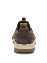 Zapato tipo slip-on Caterpillar modelo Hex Ready, confeccionado en cuero nubuck color marrón. Presenta diseño sin cordones con elásticos laterales, entresuela de EVA en tono beige y suela de goma con relieve para mayor tracción.