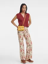 Cartera crossbody Longchamp modelo Box-Trot XS, color amarillo, con solapa frontal, cierre metálico con logo y correa ajustable.