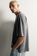 Remera de corte relaxed fit con efecto lavado, cuello redondo y manga corta, con estampado frontal contrastante.