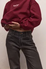 Pantalón de jean negro de corte recto y tiro medio.