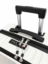 Valija rígida color blanco con diseño de líneas verticales en relieve y compartimento frontal con cierre. Cuenta con cuatro ruedas dobles multidireccionales y detalles en color negro.