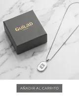 Collar de acero con cadena fina y dije ovalado que presenta un centro de circonia rodeado de nácar.