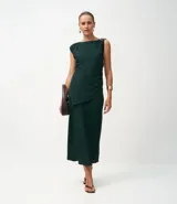 Pollera midi de corte evasê confeccionada en crepé de viscosa, con cintura lisa y ruedo amplio con movimiento.