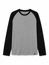 Remera de manga larga estilo raglán, con cuerpo en color gris melange y mangas y cuello en color negro.