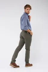 Pantalón de corte recto y ajuste entallado, confeccionado en tejido con spandex para mayor flexibilidad. Presenta cierre frontal con botón y cremallera, bolsillos laterales y traseros, y trabillas para cinturón.