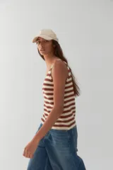 Musculosa de punto a rayas horizontales en color crudo y marrón, con escote redondo y breteles anchos.