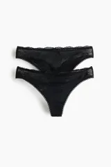 Pack de dos bombachas colaless de encaje color negro, con cintura de tiro medio y detalles de ondas en los bordes.