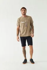 Bermuda tipo chino de gabardina, con cierre de cremallera y botón, bolsillos laterales y traseros, y pasacintos. Presenta un diseño clásico y versátil.