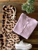 Pantalones de jogging de plush, uno con estampado animal print, otro negro y otro gris. Todos con cintura elastizada y cordón ajustable.