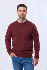 Buzo de lana azul con cuello redondo, manga larga y diseño tejido de punto.