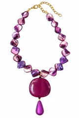 Collar corto con cuentas irregulares de nácar en tonos violetas, con un gran dije central de resina violeta y un colgante en forma de lágrima. Cuenta con una cadena de eslabones dorados ajustable.