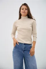 Polera de tejido de punto acanalado, con cuello alto y mangas largas, de calce ajustado al cuerpo.